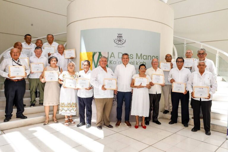 Reconocen labor de guías de turistas de Mérida