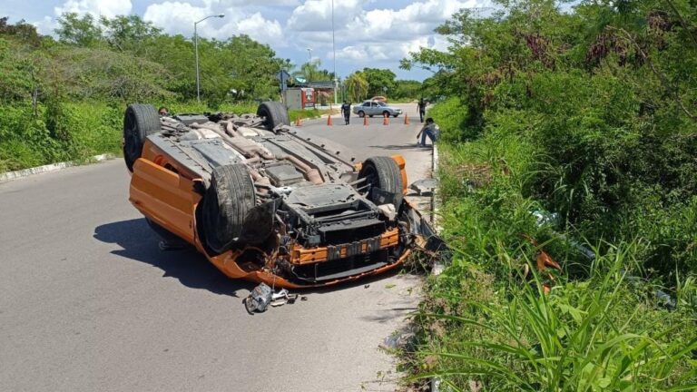 Joven vuelca su Mustang en Las Américas por exceso de velocidad