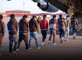 Deportación de inmigrantes inicia con aviones militares