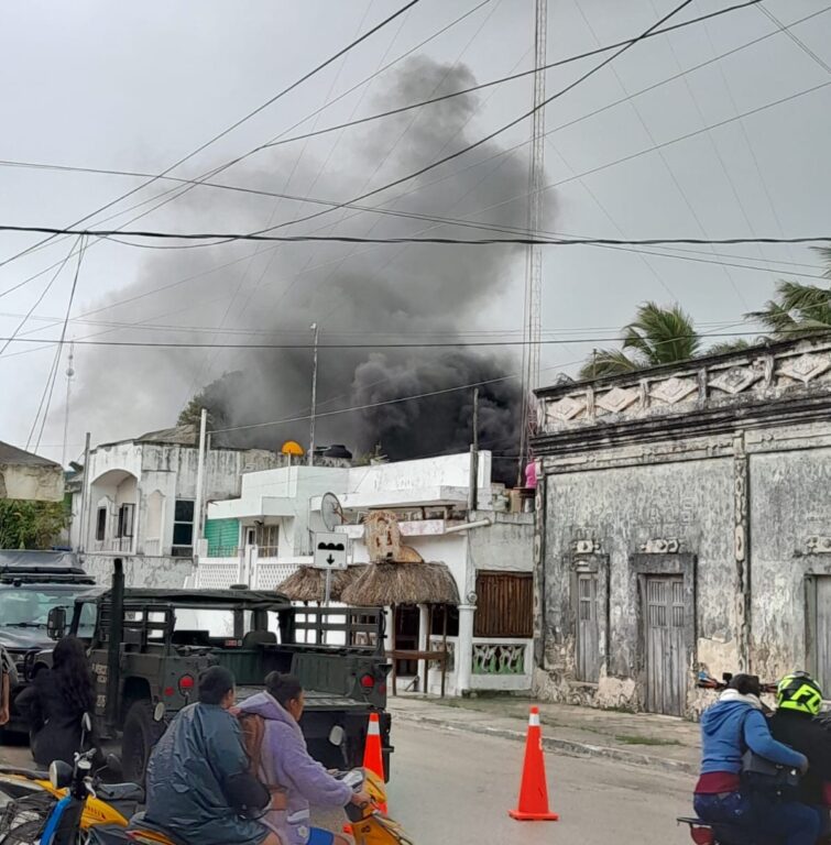 Incendio consume casa del capitán en El Cuyo; bomberos llegan tarde