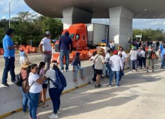 Maestros liberan caseta Mérida-Cancún; pérdidas millonarias