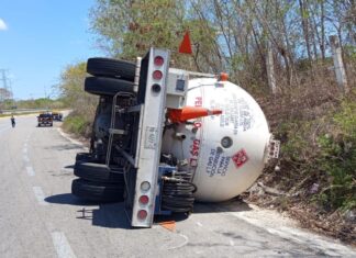 Pipa de gas vuelca en carretera Mérida-Chetumal