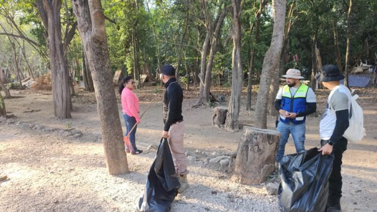 Limpian Chichén Itzá, retiran dos toneladas de basura