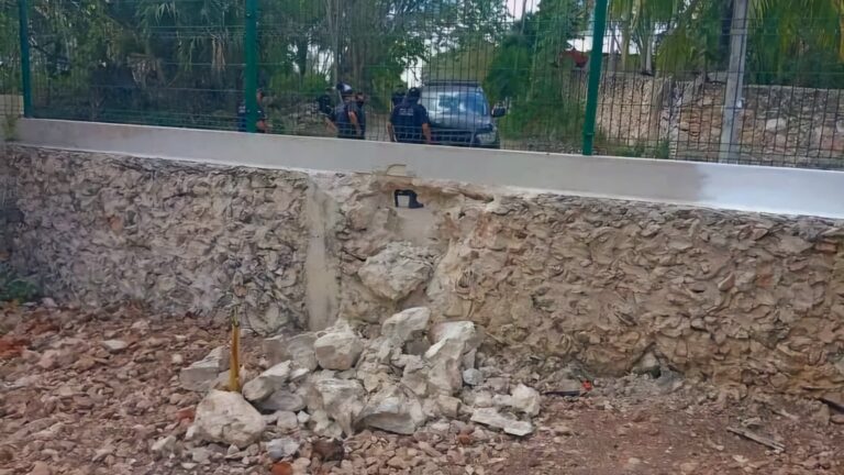 Vecinos denuncian a patrulla por chocar barda
