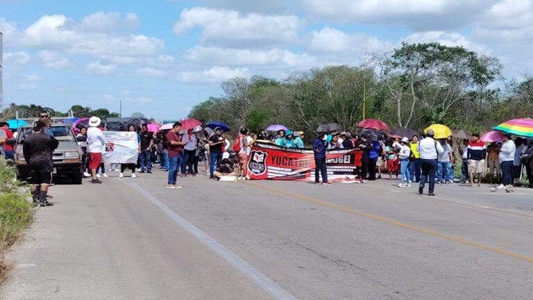 Bloquean carretera en Motul, exigen destitución de director del TEC