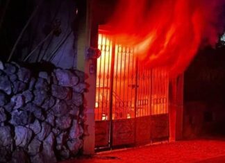 Rescatan a familia atrapada en incendio nocturno