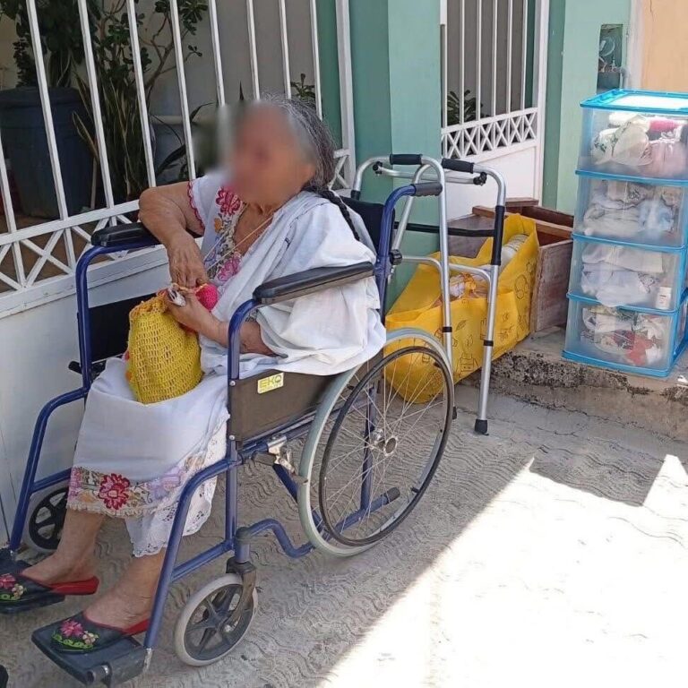 Abuelita abandonada otra vez, bajo el sol