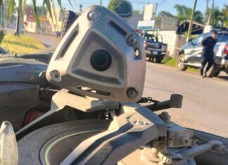 Empleado derrapa dormido sobre su moto en Kanasín