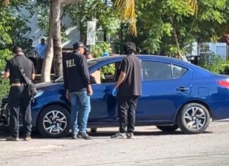Fallece abuelito dentro de su auto en parque de Mérida