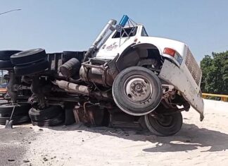 Camión vuelca en puente de Xcanatún, conductor herido