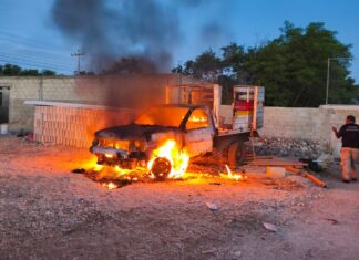Camioneta calcinada tras incendio en Umán-Kinchil