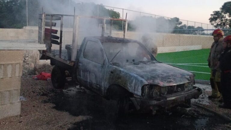 Camioneta calcinada tras incendio en Umán-Kinchil