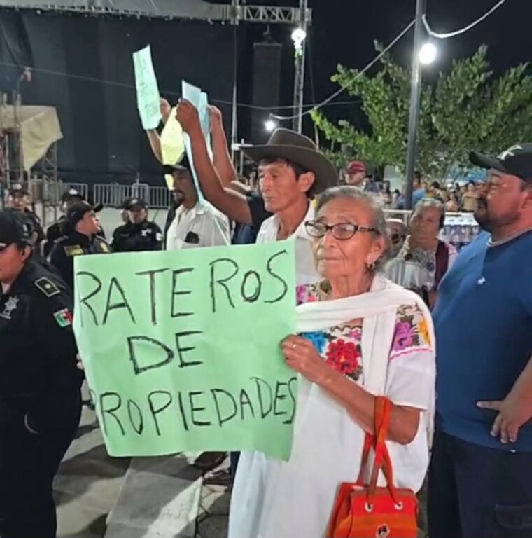 Policía intimida a familia durante informe del alcalde en Kinchil