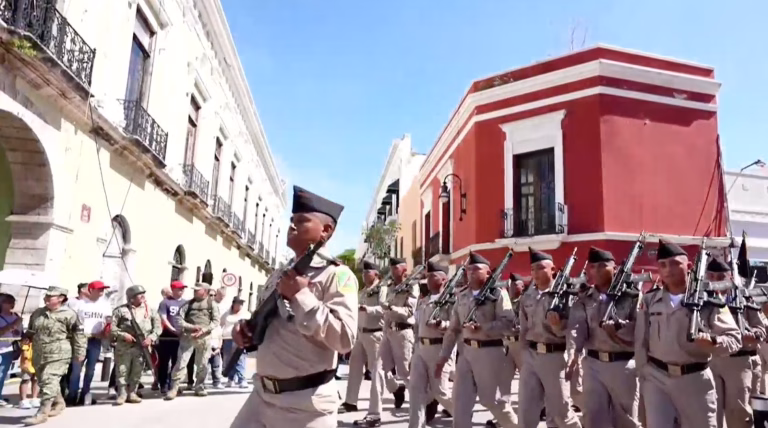 Mérida vibra con patriotismo en histórico desfile