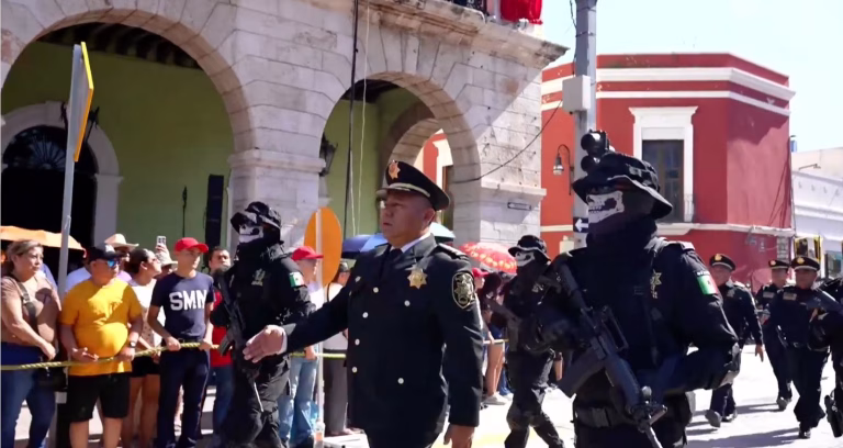 Mérida vibra con patriotismo en histórico desfile