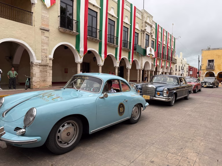 Autos clásicos se lucen en Valladolid en el Unique Rally Clásico 2025