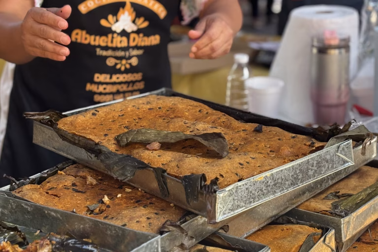 El aroma de mucbipollo invadió San Sebastián El aroma de mucbipollo invadió San Sebastián