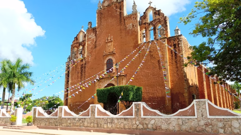 Revisan estado de iglesias católicas en Yucatán Revisan estado de iglesias católicas en Yucatán