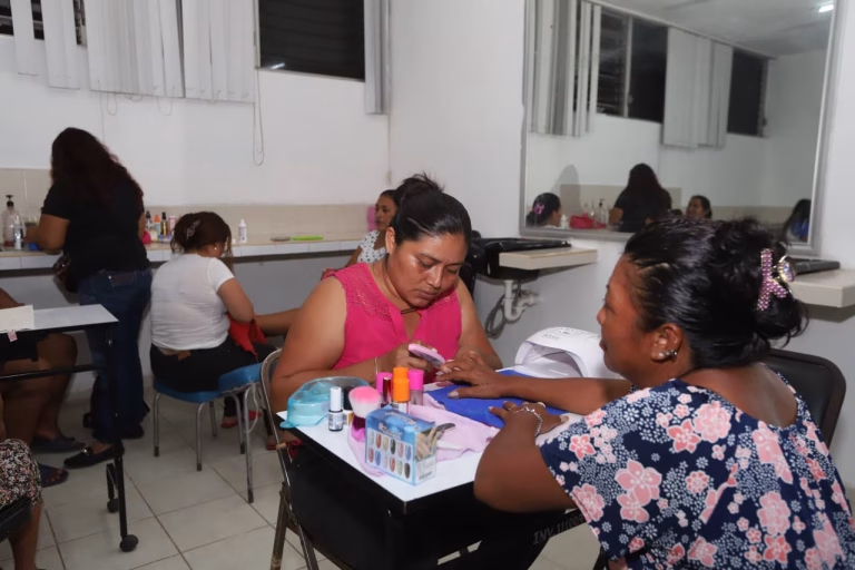 Centros Aprende benefician a más de dos mil meridanas 