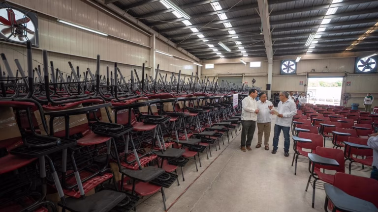 Yucatán impulsa educación con nuevo mobiliario escolar