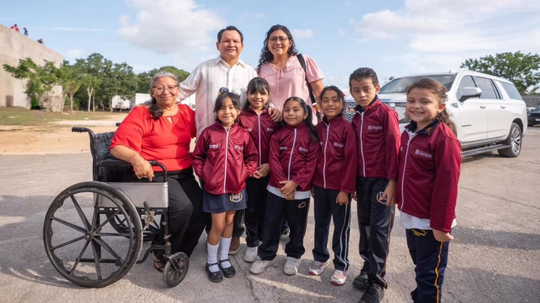Yucatán impulsa educación con nuevo mobiliario escolar