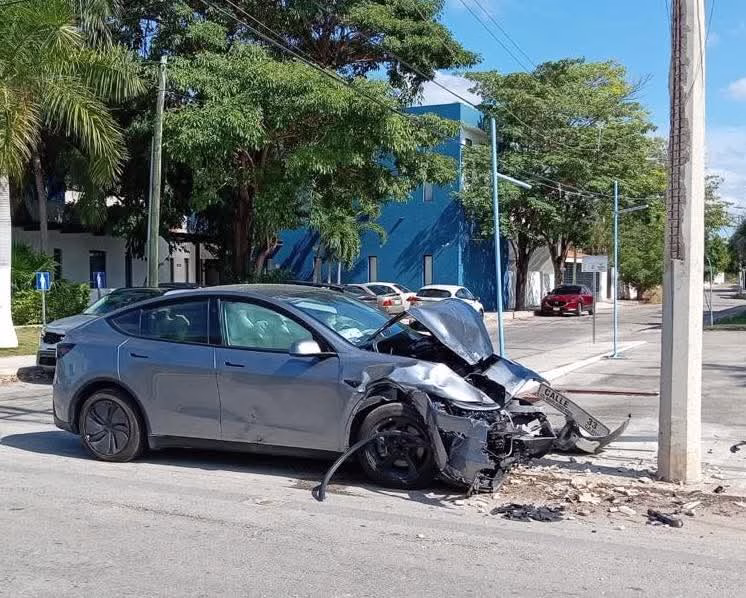 Mecánico que probaba un Tesla choca en Mérida Mecánico que probaba un Tesla choca en Mérida