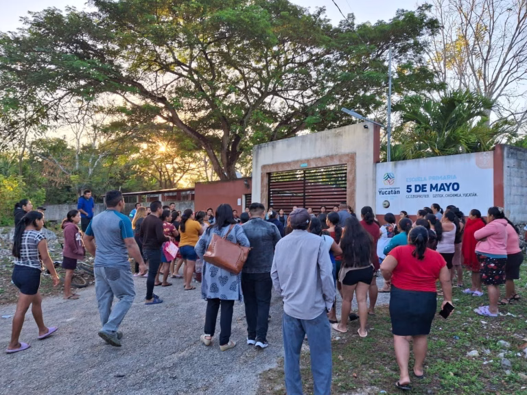 Padres toman primaria en Dzitox, exigen transparencia en cuotas escolares