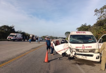 Jetta contra taxi foráneo: cinco personas lesionadas
