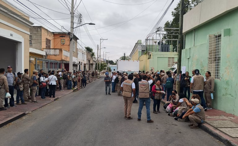 Trabajadores de salud protestan por bajos salarios