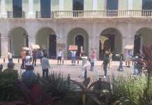 Protesta de MC frente a Palacio: menos de 30 personas responden a la convocatoria protesta agua