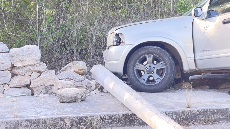 Camioneta choca contra poste tras maniobra de motociclista
