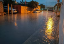 Lluvias en Mérida dejan calles inundadas y vehículos varados