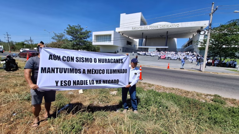 Jubilados de CFE protestan por tercera vez ante el Congreso