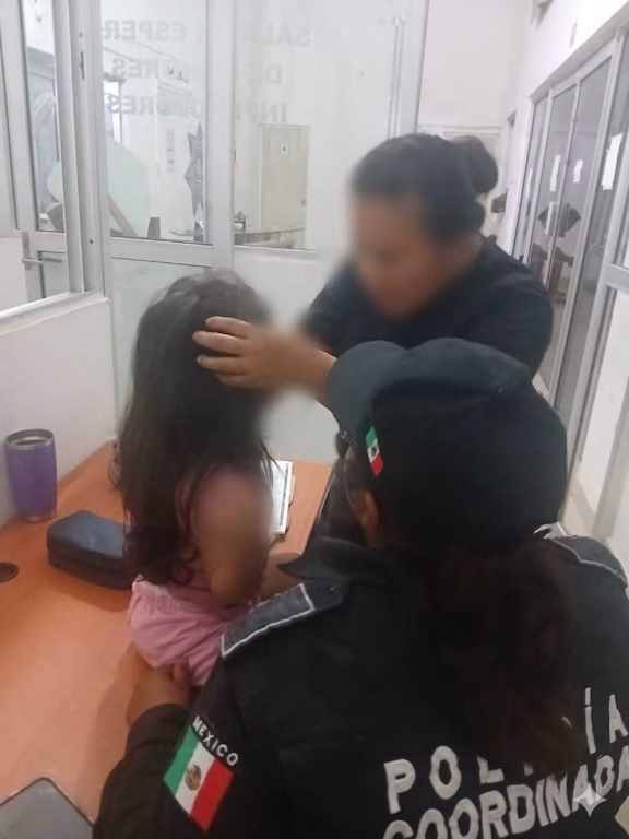 Niña de tres años camina sola en la madrugada en Tizimín