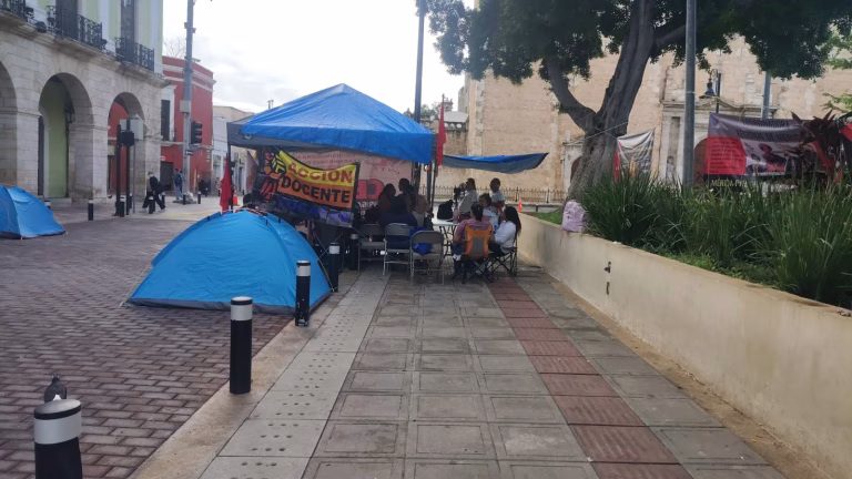 maestros de la CNTE durante movilización
