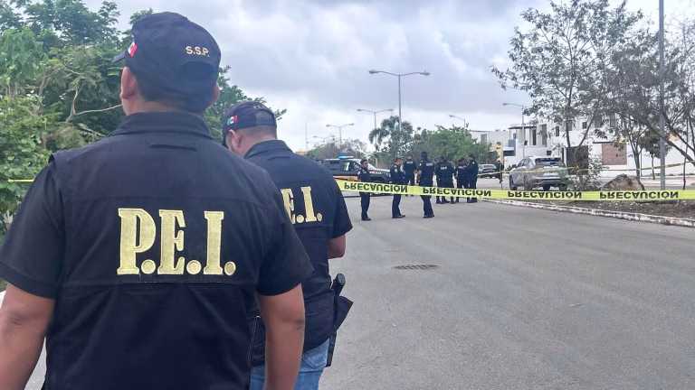 agentes de la PEI durante investigación en Las Américas