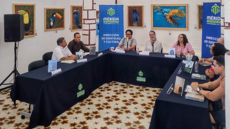 Fondo Editorial Municipal Mérida entrega obras a escritores.