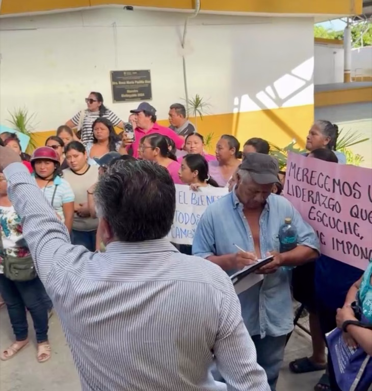 Supervisor escolar dialogando con manifestantes en Valladolid.