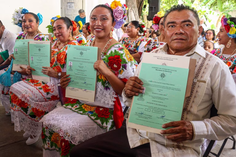 Nuevos intérpretes de lengua maya reciben certificados en Mérida