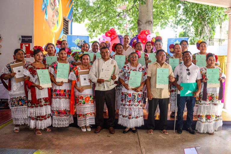 Nuevos intérpretes de lengua maya reciben certificados en Mérida
