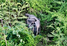 Destroza su auto al volcar en Sucilá y vive para contarlo salida de Camino Sucilá