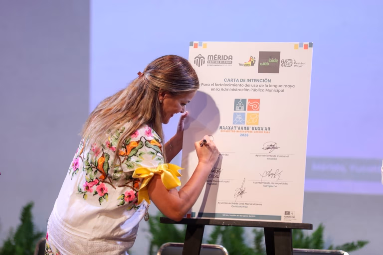 Autoridades municipales firman acuerdo para preservar la lengua maya en Mérida