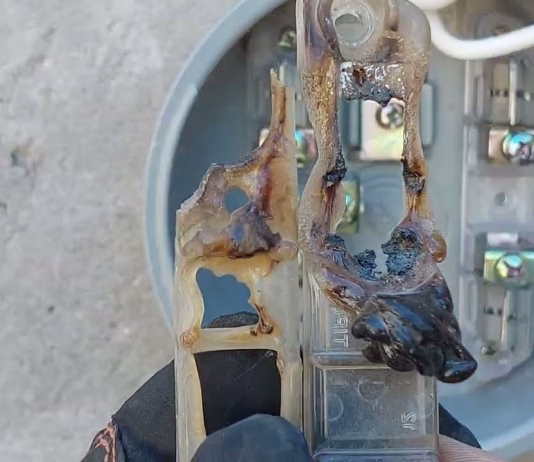 ¿Se quemó la base del medidor de luz? Esto es lo que debes hacer antes de llamar a un electricista