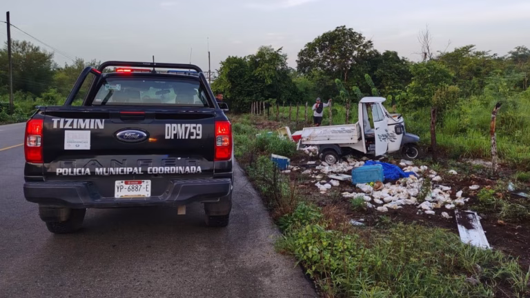 Vuelca motocarro con 280 kilos de tortillas en la Tizimín–Valladolid