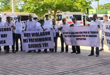 Jubilados de Pemex y CFE protestan ante el arribo de Sheinbaum