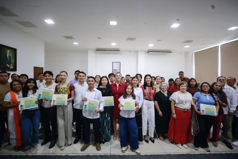Reconocen a 35 jóvenes del Parlamento Juvenil Yucatán 2026