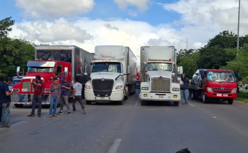 Transportistas denuncian extorsiones y advierten posible bloqueo en la Mérida-Campeche Transportistas denuncian extorsiones y advierten posible bloqueo en la Mérida-Campeche