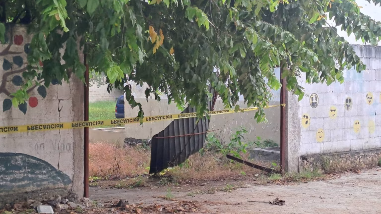 Camioneta derriba reja de primaria y entra al plantel en Seyé