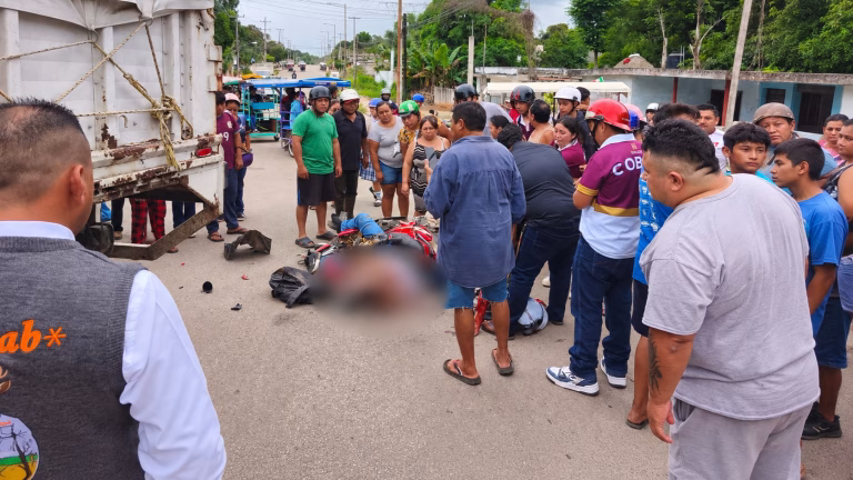 Fallece adolescente en choque de moto contra camión en Peto