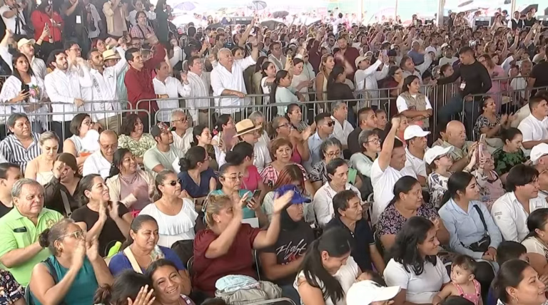 Sheinbaum admite fallas en IMSS-Bienestar; culpa a la burocracia